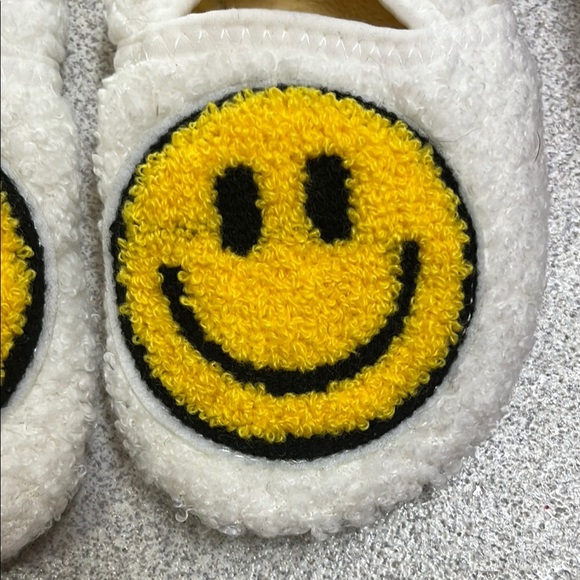 White kids : toddler Fuzzy Slippers with Yellow Smiley Face - Picture 5 of 7